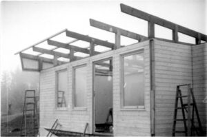 Nun muß der Bungalow nur noch aufgebaut werden. Alle Mann ran. Besser als IKEA???