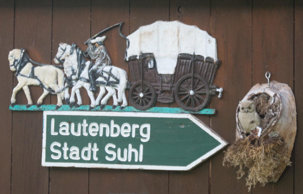 ein liebevoll gestaltetes Wegeschild